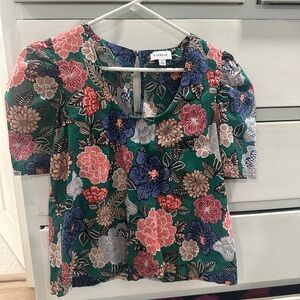 Evereve floral top. Sleeves are slightly puffed. Cute closure in back.